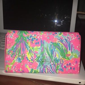 Sunglasses and wallet and the same time 🌺🌺🌺🌺